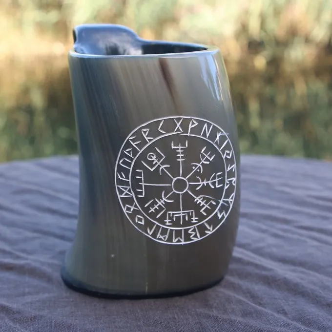 Epic Armoury Viking Hoorn Beker Vegvisir Licht 0,5L 3 Epic Armoury Viking Hoorn Beker Vegvisir Licht 0,5L